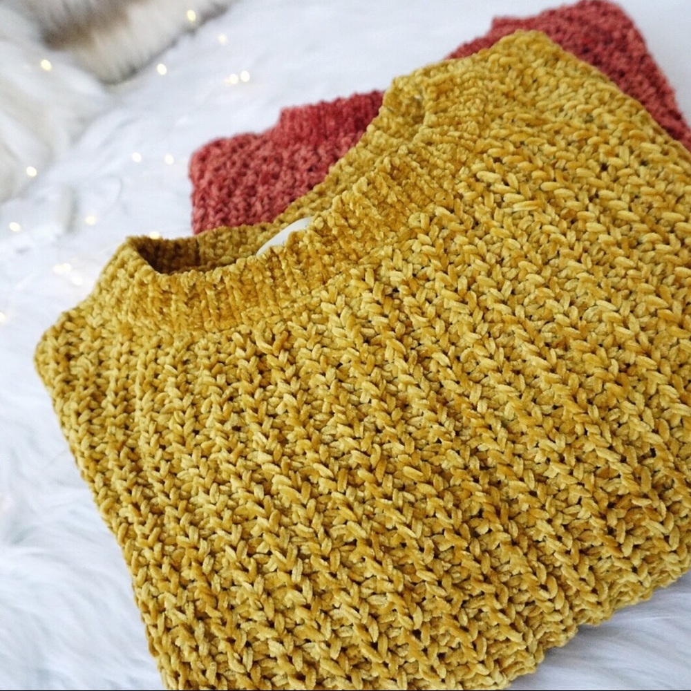 Chenille Ochre Scalloped Loose Knit Sweater - Picture 7 of 8